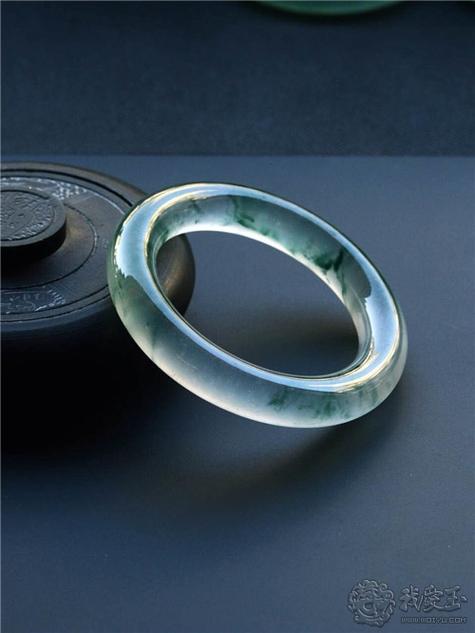 欣赏| 各种玻璃种的翡翠手镯(多图) - 爱玉珠宝网