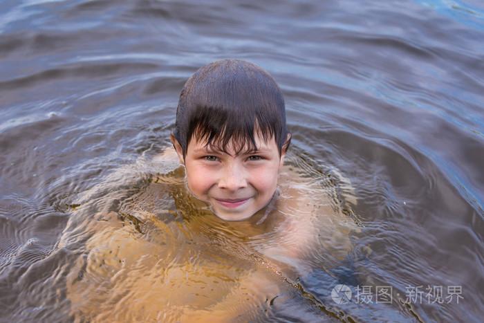 小男孩在湖中游泳