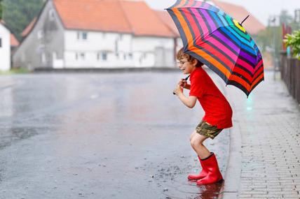 穿雨鞋孩子男孩穿上红雨靴,走路用的伞照片