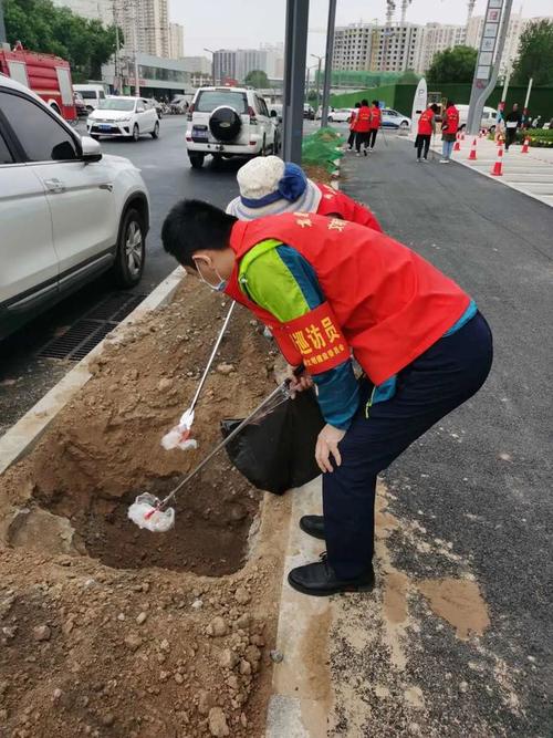 参与创城的教师来到了太原万科印象城,志愿者们身穿红马甲,佩戴红袖标