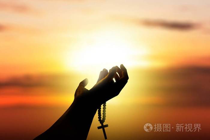 人类双手举着念珠向上帝祈祷照片-正版商用图片2oy7kr-摄图新视界