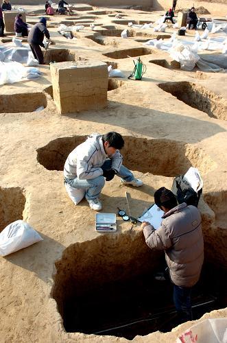  考古人员在南水北调中线工程河南荥阳关帝庙墓地考古发掘现场