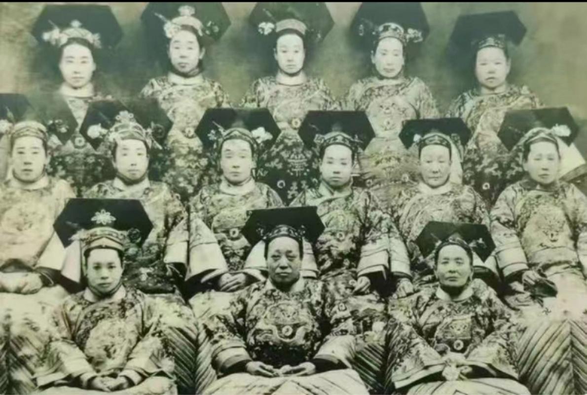 不要被电视机骗了,这是清朝宫女妃子真正的模样,她们穿着传统服饰,头