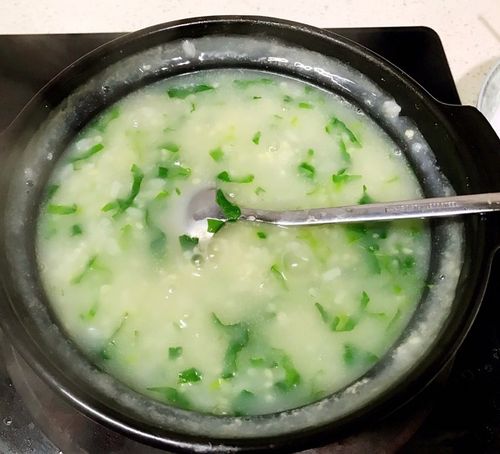 粥 蔬菜粥         蔬菜粥是一道特别家常的粥.