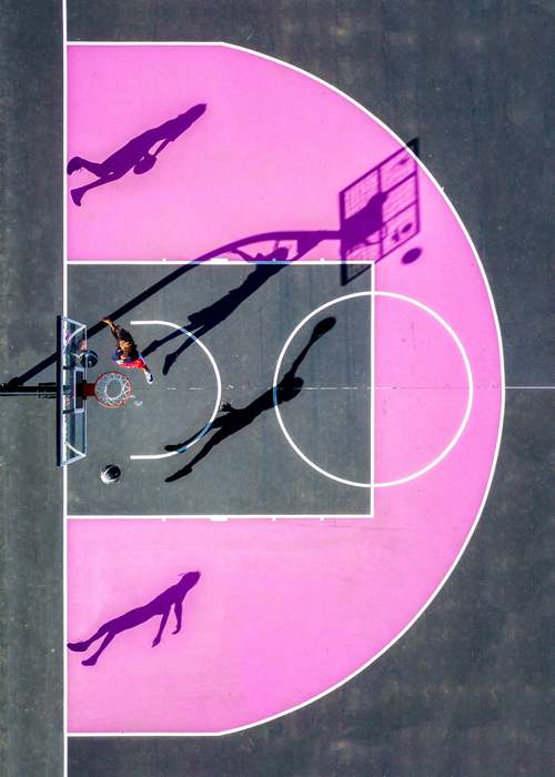 篮筐与禁区城市篮球场航拍的几何美学
