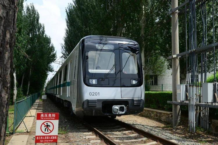 "黑科技"傍身,哈尔滨地铁二号线首列车正式交付!明年六月开通运营,先