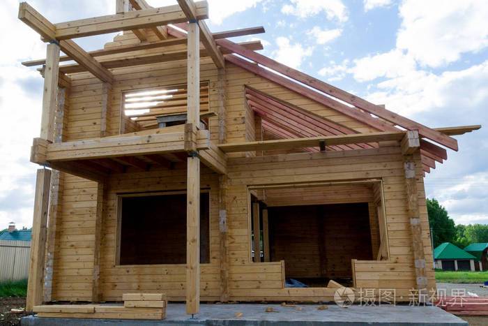 房子的框架.由层压木材制成的小屋.搭建的小屋的框架.木制房屋的制造