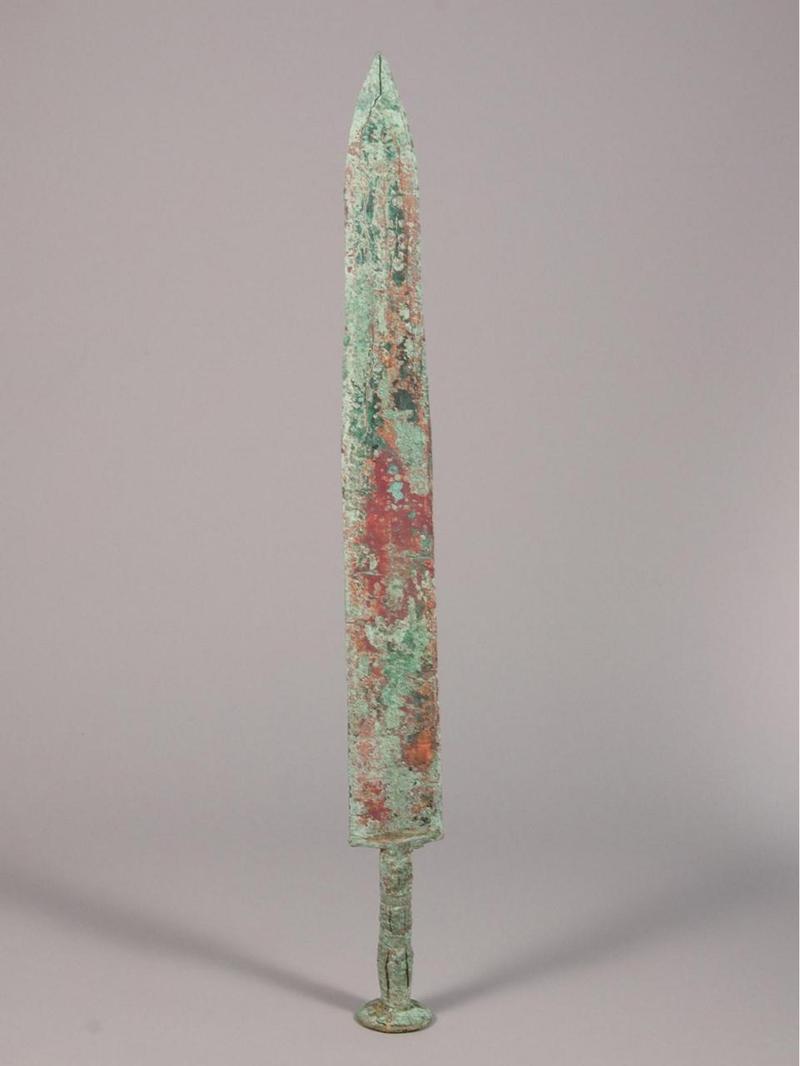 德国出土3000年前的青铜剑,做工精美,闪闪发光.