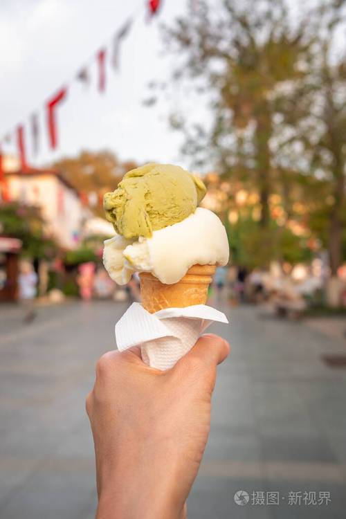 土耳其冰淇淋顿杜尔玛在手在卡斯镇的背景