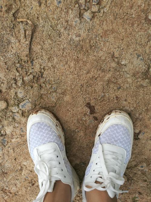 踩了两脚泥,才换的白鞋子