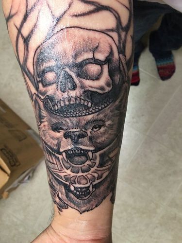 男生手臂上黑灰素描点刺技巧骷髅动物纹身图案
