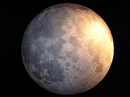 月球表面布满了由小天体撞击形成的撞击坑.