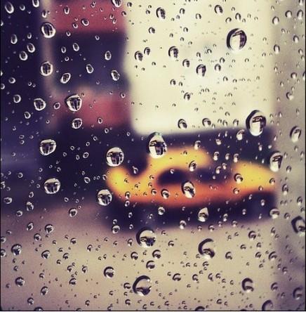玻璃窗上的小雨滴唯美伤感意境图片