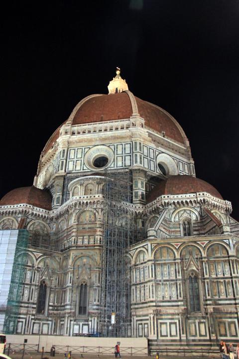 下面照片里就是佛罗伦萨圣母百花大教堂的外景,巨大的圆形穹顶是它的