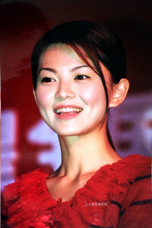 李湘18年前没有ps的照片长这样:人美爱笑还是单身