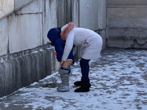 孩子尿在紫禁城地面上,且擦过「童子尿」的卫生纸更直接扔在一边不管