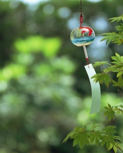 在日本的诗歌中,风铃被称为"夏日的风情诗".