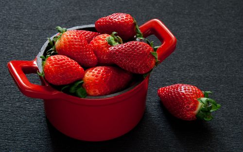 一碗草莓,新鲜浆果 iphone 壁纸