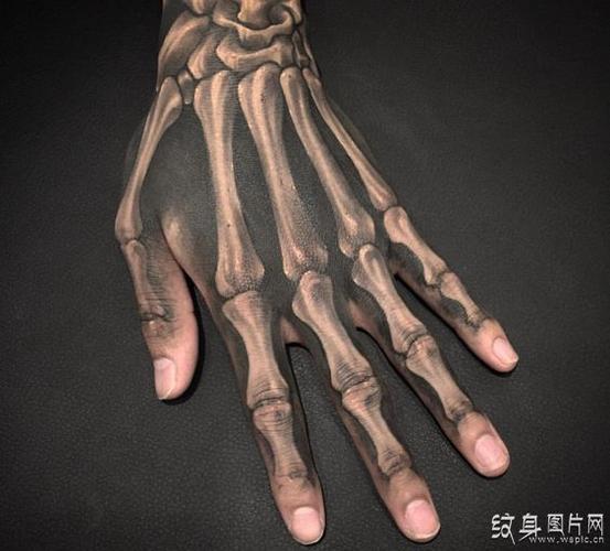 手指骨头纹身,在所有的骨头设计中手指应该算是最热门的选择.