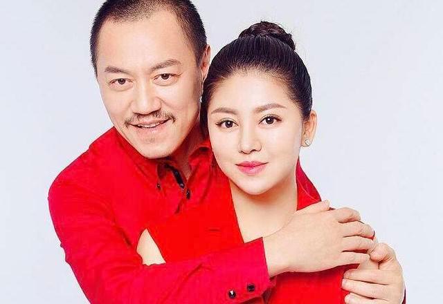 49岁雪村与娇妻甜蜜拍写真婚后10年穿红色情侣装为春节预热