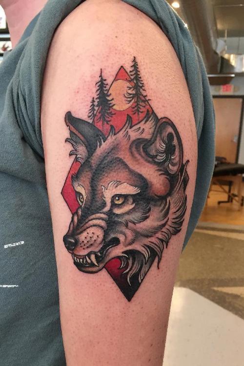 男生手臂上彩绘水彩素描恐怖狼头纹身图案