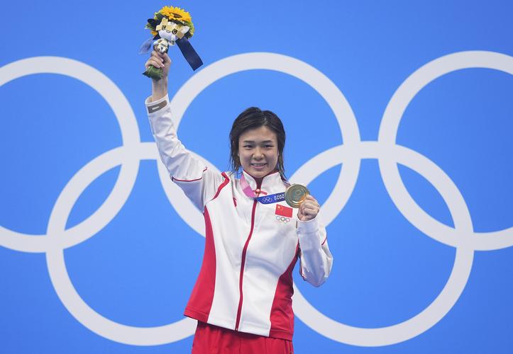 施廷懋在东京奥运会跳水女子三米板颁奖仪式上庆祝.