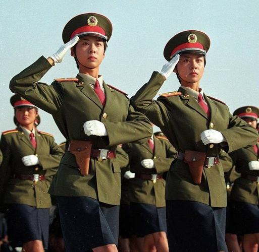 图片:1999年建国40周年大阅兵,官兵身穿99式军服接受检阅.