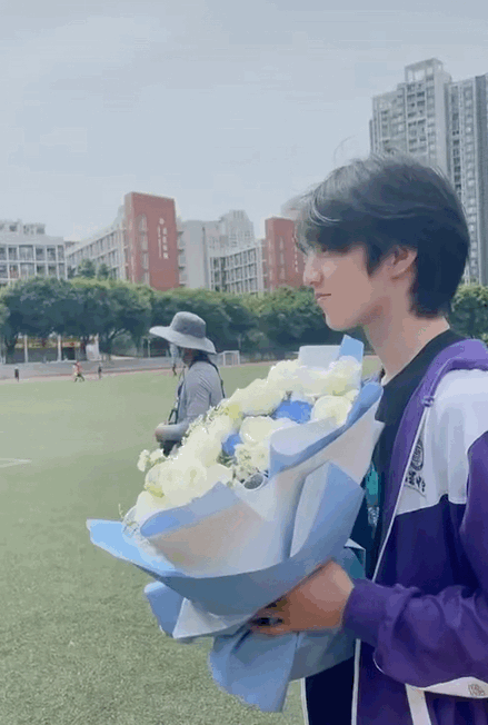 穿着校服手里捧着花的少年谁会不心动98#中考结束后的刘耀文