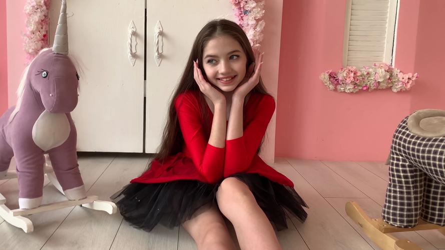 俄罗斯小美女模特danatar的一字马裙装写真拍摄-时尚视频-搜狐视频