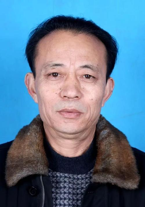 梁先才,男,汉族,1950年12月生,重庆荣昌人,荣昌陶器烧制技艺市级代表