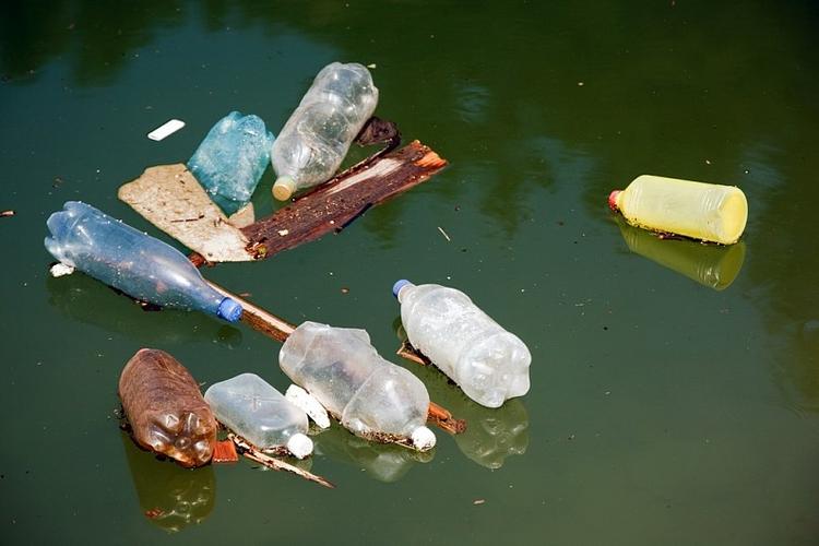 塑料制品,污染,塑料瓶,水上,聚焦,正面_高清图片_全景视觉
