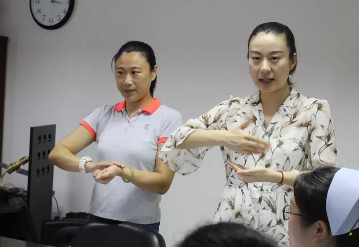 助聋哑人走出就医的"无声世界" ——上海和平眼科医院手语课程再启动