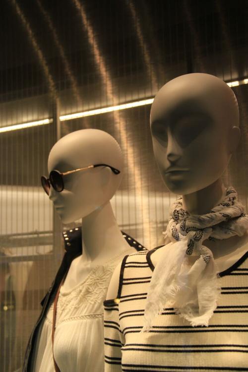 行摄迪拜购物中心橱窗模特