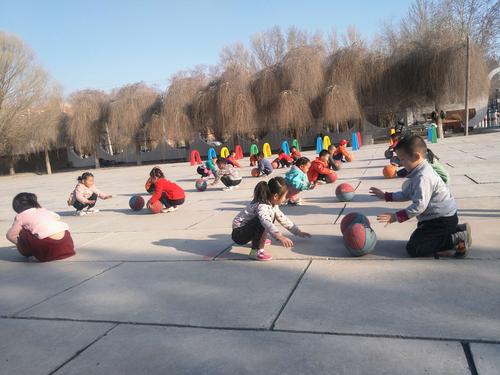 八十三团小天鹅幼儿园中班开展了体智能训练之一花样拍球的活动