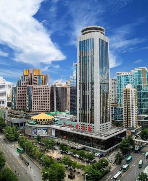 深圳国际贸易中心大厦(通称国贸大厦)是我国建成早的综合性多功能