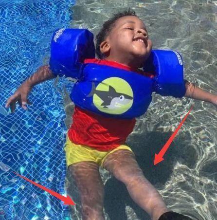 威少3岁儿子能自己游泳,腿部肌肉碾压同龄孩子