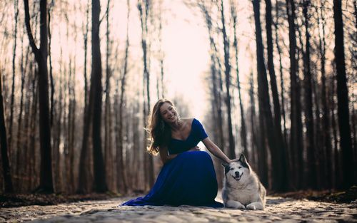 快乐的女孩,蓝色的衣服,狗,树木 壁纸 - 1280x800