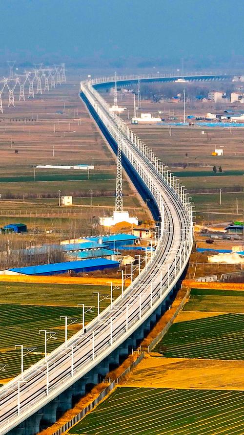 郑济高铁河南滑县浚县段曲折蜿蜒,测试车在弯道上时速达到最高385公里