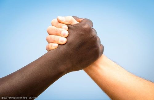 握手合作的黑人与白人手势图片