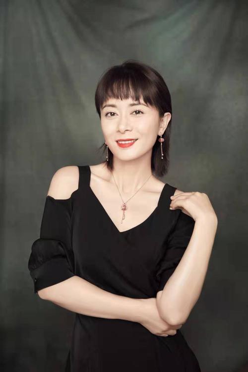 演员张恒此次饰演"李静",是一名在电影行业资深的女制片人,对事对物都