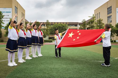 成都青白江区大同小学开展"红色基因代代传,向国旗敬礼"活动