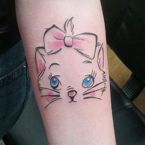 小臂彩色卡通猫咪纹身图案