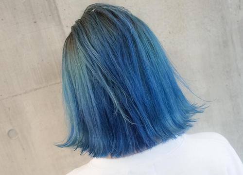 这就必须来一个蓝色染发,深蓝色染发的颜色有很多种多样,海蓝色,天空