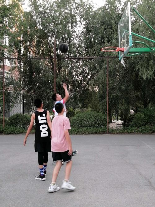 这是韩代卓同学暑假期间,打篮球的场面