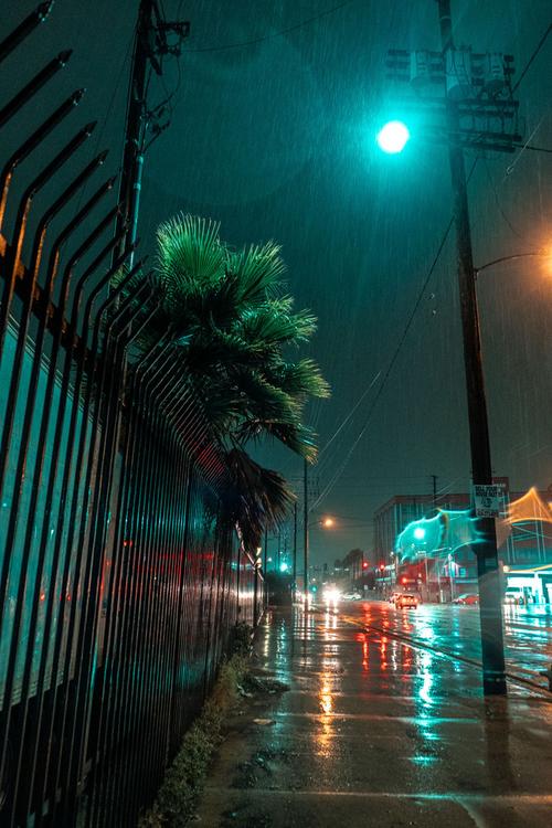 夜景下雨城市