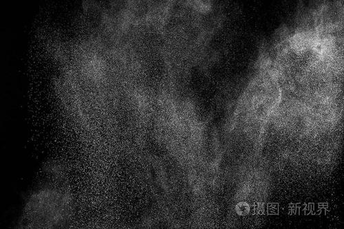 白色粒子在黑色背景上的冻结运动. 粉末爆炸. 抽象灰尘覆盖纹理.