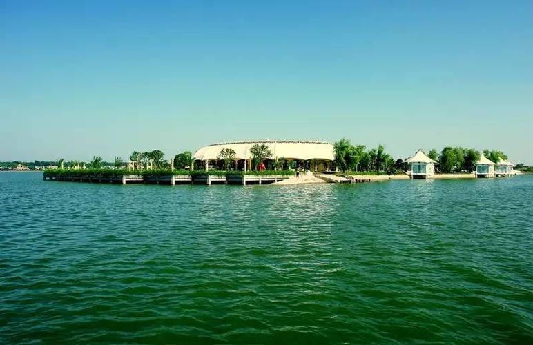 长沙千龙湖生态旅游度假区,位于长沙市望城区格塘乡,距市区约30公里.