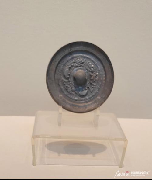 哈密市博物馆展出的"上方作竟"龙虎纹铜镜.