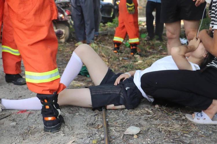 车祸女子大腿被钢筋刺穿紧急营救