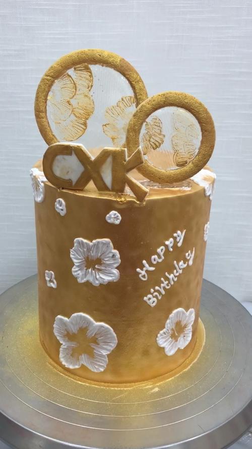 没记错今天应该是蔡徐坤生日,赶制了一个金色应援蛋糕,祝他生日快乐!